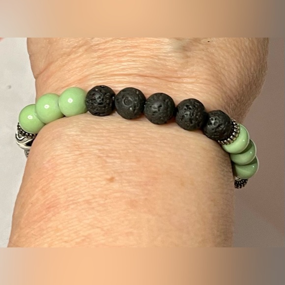 Black lava & glass bead elastic bracelet - Picture 5 of 10